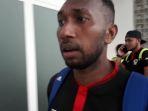 patrich-wanggai-saat-diwawancarai-setelah-acara-laga-kontra-persija-jakarta.jpg