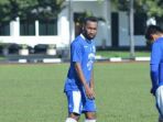 patrich-wanggai-saat-mengikuti-latihan-bersama-persib-bandung_20180716_153733.jpg