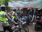 patroli-polisi-bersepeda-bubarkan-pelajar-nongkrong-di-warung_20160915_182200.jpg