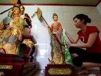 patung-dewa-dewa-vihara-gunung-timur-dibersihkan-sambut-imlek_20160205_153959.jpg