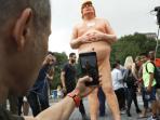 patung-donald-trump-dilelang_20160901_174238.jpg
