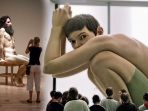 patung-hyper-realistis-karya-ron-mueck_20180604_161611.jpg