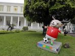 patung-maskot-asian-games-2018-di-istana-kepresidenan_20180626_174049.jpg