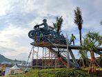 patung-speed-jokowi-resmi-terpasang-di-pintu-masuk-sirkuit-mandalika-minggu-1332022.jpg