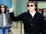 paul-mccartney-tiba-di-bandara-kansai-osaka_20150420_122420.jpg
