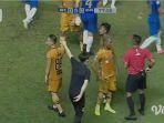 paul-munster-saat-memprotes-keputusan-wasit-mengkartu-merah-lee-yu-jun.jpg