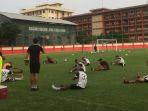 paul-munsters-saat-memimpin-latihan-di-stadion-ptik-jakarta.jpg