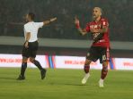 paulo-sergio-lakukan-selebrasi-usai-cetak-gol_20190517_071846.jpg