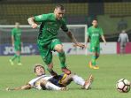 paulo-sergio-loncati-pemain-persela-yang-terjatuh_20171030_133627.jpg