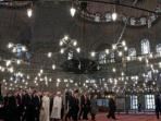paus-fransiskus-di-masjid_20141130_135102.jpg