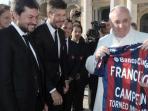 paus-fransiskus-memamerkan-jersey-san-lorenzo_20160314_220636.jpg
