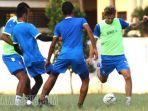 pavel-smolyachenko-menguasai-bola-dengan-dalam-latihan-arema-fc.jpg