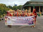 pawai-arak-arakan-bundo-kanduang-yang-dilaksanakan-oleh-para-ibu-di-kota-padang.jpg