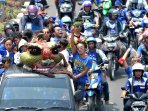 pawai-persib-juara-piala-presiden-2015_20151026_095651.jpg