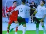 pawan-pratap-singh-tampak-memukul-pemain-timnas-u-20-indonesia-frengky-missa.jpg