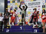 pebalap-kawasaki-andy-muhammad-fadly-tengah-pebalap-ahrt-ahwin-sanjaya.jpg