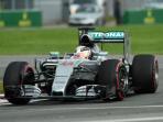 pebalap-mercedes-asal-inggris-lewis-hamilton-memacu-mobilnya_20150927_153725.jpg