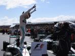 pebalap-mercedes-asal-inggris-lewis-hamilton_20150706_092638.jpg