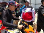 pebalap-repsol-honda-marc-marcquez-mengendarai-motor-ke-tempat-peristirahatannya.jpg