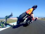 pebalap-yamaha-tech3-johann-zarco-terjatuh-usai-menabrak-motor-belakang-marc-marquez_20181028_134816.jpg