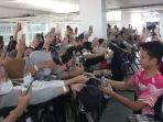 pebulutangkis-tunggal-putra-indonesia-anthony-sinisuka-ginting-bersama-fans.jpg