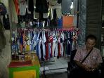 pedagang-baju-bekas-di-pasar-senen_20150813_105846.jpg