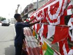 pedagang-bendera-dan-umbul-umbul-jelang-hut-kemerdekaan-ri-ke-7_20220730_031231.jpg