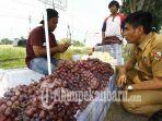 pedagang-buah-anggur-ramai-di-pekanbaru-kini-di-tanjungpinang-juga-ramai.jpg