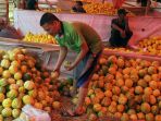 pedagang-buah-blewah-laris-manis_20230328_151004.jpg
