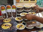 pedagang-buah-kurma-jelang-ramadan-di-pasar-tanah-abang_20230327_153303.jpg