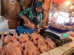 pedagang-daging-ayam-di-bandung-kembali-berjualan_20150825_004258.jpg