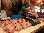 pedagang-daging-ayam-di-bandung-kembali-berjualan_20150825_004317.jpg