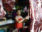 pedagang-daging-sapi-di-pasar-benhil-jakarta_20230421_114440.jpg