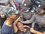pedagang-es-kelapa-wanita-polisi_20160831_131433.jpg