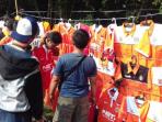 pedagang-kaki-lima-persija-jakarta_20160409_164609.jpg