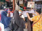 pedagang-kaus-kaki-di-pasar-jatinegara-jakarta-timur-sibuk-melayani-pengunjung.jpg