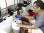 pedagang-minyak-goreng-curah-pasar-sumber-artha-bekasi_20220808_205959.jpg