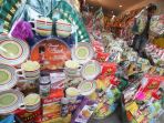 pedagang-parcel-lebaran-menjajakan-daganganya_20170622_104604.jpg