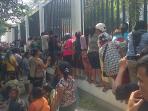 pedagang-pasar-sutomo-unjuk-rasa_20160328_125116.jpg