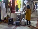 pedagang-pasar-tanah-abang-mulai-kembali-menggelar-dagangannya_20230426_214708.jpg