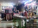 pedagang-pasar-tanah-abang-mulai-kembali-menggelar-dagangannya_20230426_214814.jpg