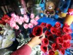 pedagang-pernak-pernik-valentine-rawa-belong-terimbas-pandemi_20210214_184401.jpg