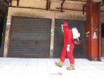 pedagang-positif-covid-19-pasar-palmerah-disemprot-disinfektan_20200625_180140.jpg