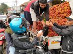 pedagang-rambutan-bermobil-di-jalan-bojongsayang-diserbu-pembeli_20210131_211143.jpg