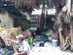 pedagang-sedang-menata-bunga-kering-yang-dijual-di-pasar-bunga-rawa-belong.jpg