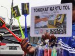 pedagang-tongkat-kartu-tol_20171018_182600.jpg
