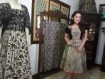 pedangdut-kristina-saat-mengenakan-batik-petarukan_20180712_123005.jpg