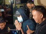 pedangdut-saipul-jamil-dibawa-keluar-oleh-polisi-dari-polsek-tambora.jpg