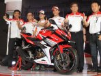 pedrosa-dan-marquez-luncurkan-all-new-honda-cbr150r-di-indonesia_20160214_184142.jpg