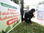 pegawai-bni-syariah-sedang-melakukan-pemeliharaan-lubang-biopori-di-salah-satu-outlet-bni-syariah.jpg